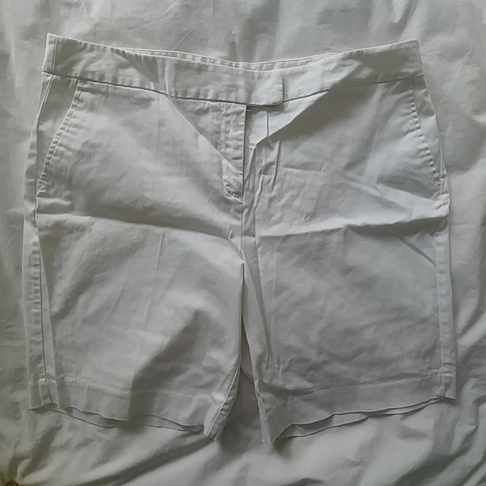 White cotton Bermuda short